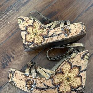 Richard Tyler Flower Wedge Sandals size 6